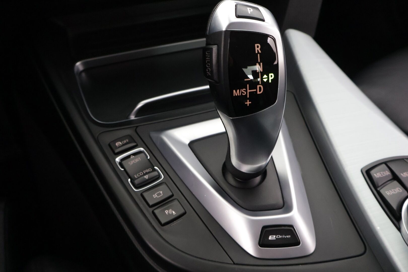 BMW 330 2016 e F30 Sedan A - ** Vakkari / HUD / H&K / Nahat / Blis / 270-kamera **