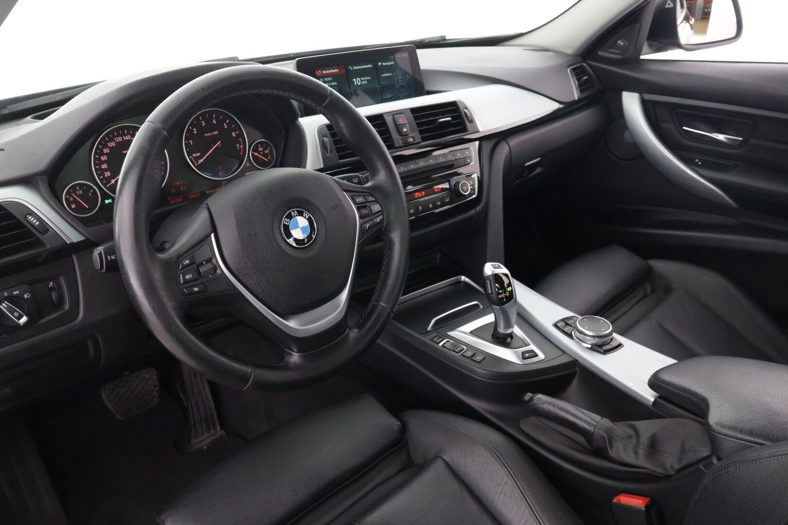 BMW 330 2016 e F30 Sedan A - ** Vakkari / HUD / H&K / Nahat / Blis / 270-kamera **