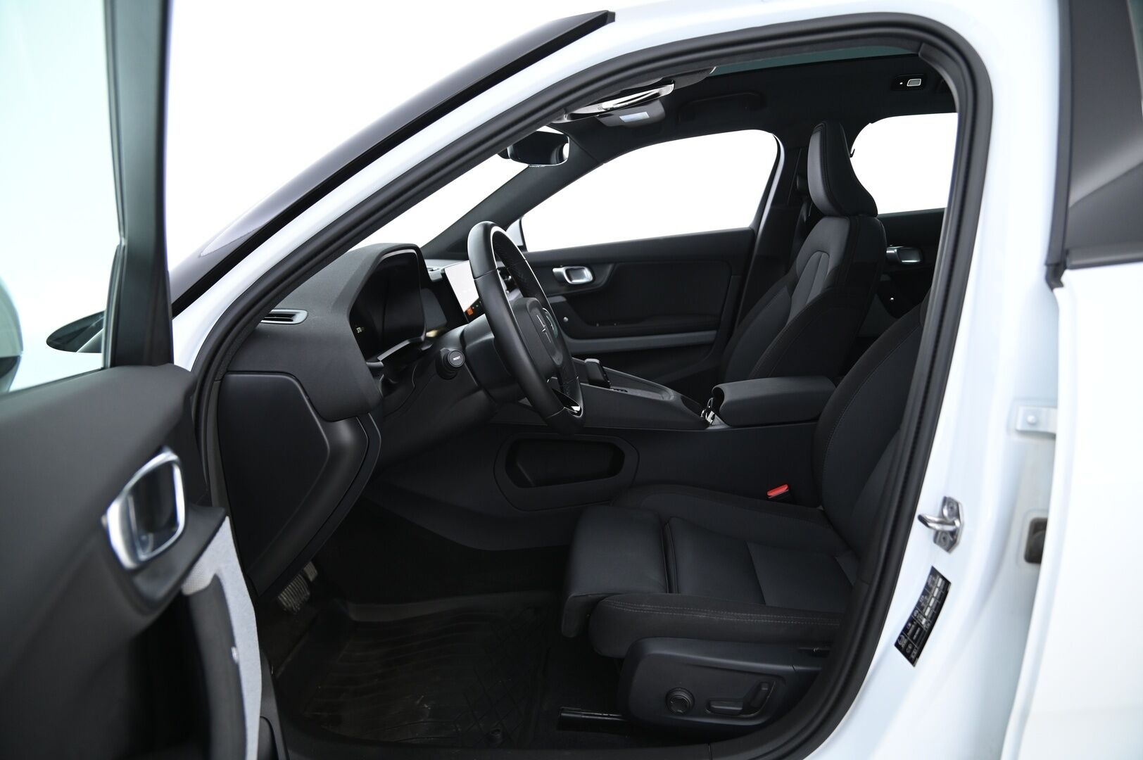 Polestar 2 2021 Long Range Dual Motor, 350kW, 78kWh *Muistipenkit / H&K / VOC / Pilot assist / 360° Kamera / Pixel LED / KeylessGo - 3,99 % KORKOTARJOUS TÄHÄN AUTOON - Suomi-auto! Täyteen varusteltu ja tehokkaampi malli! Helmiäisvalkoinen!