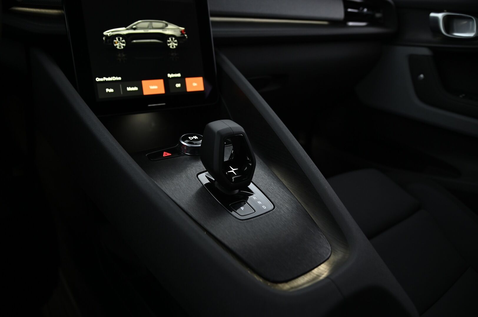 Polestar 2 2021 Long Range Dual Motor, 350kW, 78kWh *Muistipenkit / H&K / VOC / Pilot assist / 360° Kamera / Pixel LED / KeylessGo - 3,99 % KORKOTARJOUS TÄHÄN AUTOON - Suomi-auto! Täyteen varusteltu ja tehokkaampi malli! Helmiäisvalkoinen!