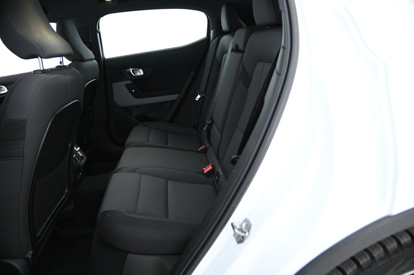 Polestar 2 2021 Long Range Dual Motor, 350kW, 78kWh *Muistipenkit / H&K / VOC / Pilot assist / 360° Kamera / Pixel LED / KeylessGo - 3,99 % KORKOTARJOUS TÄHÄN AUTOON - Suomi-auto! Täyteen varusteltu ja tehokkaampi malli! Helmiäisvalkoinen!