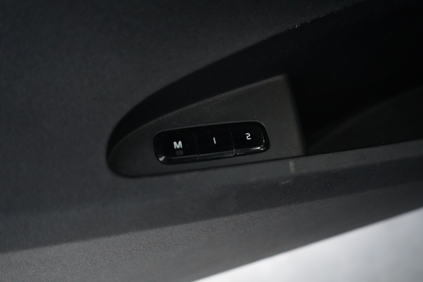 Polestar 2 2021 Long Range Dual Motor, 300kW, 78kWh *Koukku / ACC / H&K / Lasikatto / Muistipenkki* - Suomi-auto / SOH 89.6% / Kahdet renkaat OEM vantein / Säntillinen huoltohistoria