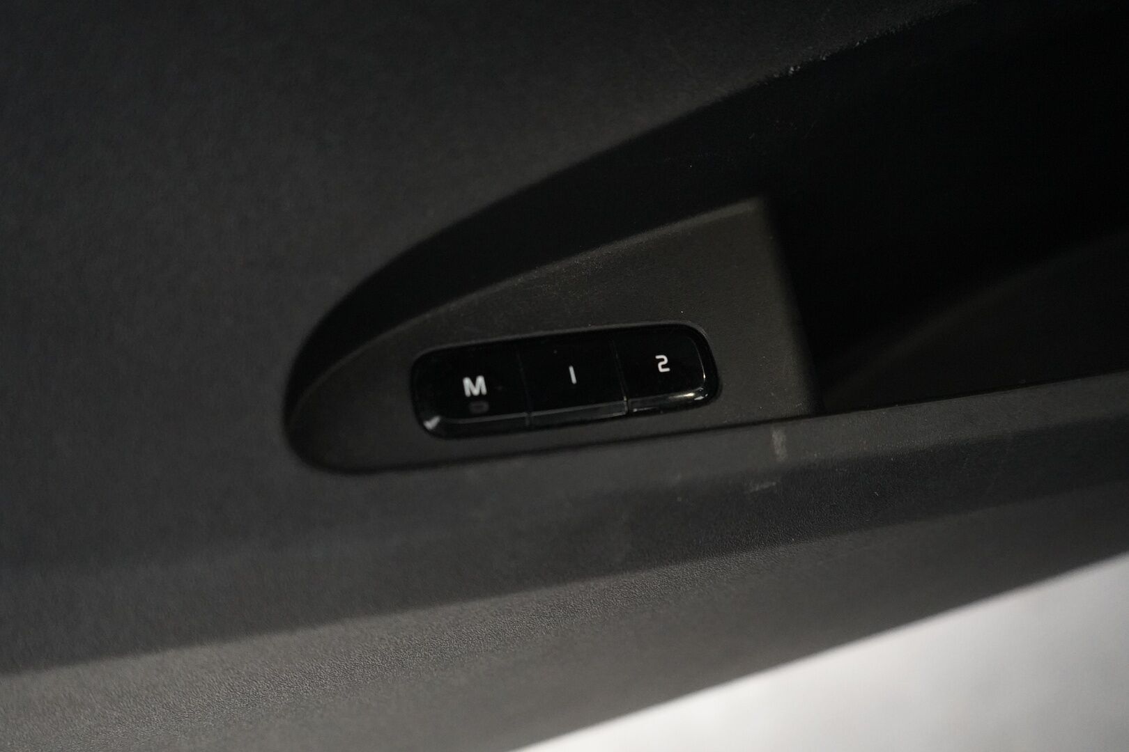 Polestar 2 2021 Long Range Dual Motor, 300kW, 78kWh *Koukku / ACC / H&K / Lasikatto / Muistipenkki* - Suomi-auto / SOH 89.6% / Kahdet renkaat OEM vantein / Säntillinen huoltohistoria