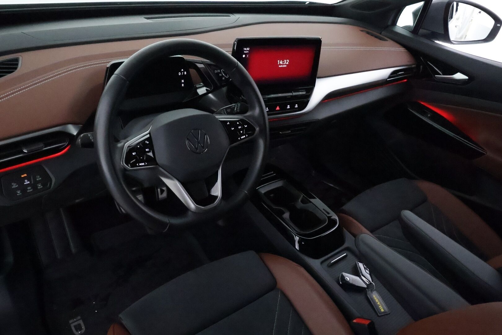Volkswagen ID.4 2021 Pro Performance Tech 150 kW **ILP / ACC / Matrix-LED / P.kamera / Hierovat Sporttipenkit Muistilla /  Navi / Keyless** - 3,99 % KORKOTARJOUS TÄHÄN AUTOON 21.9. ASTI! - 1.om Suomi-auto / 2x Latauskaapelit / Kahdet Renkaat / Merkkihuollettu!