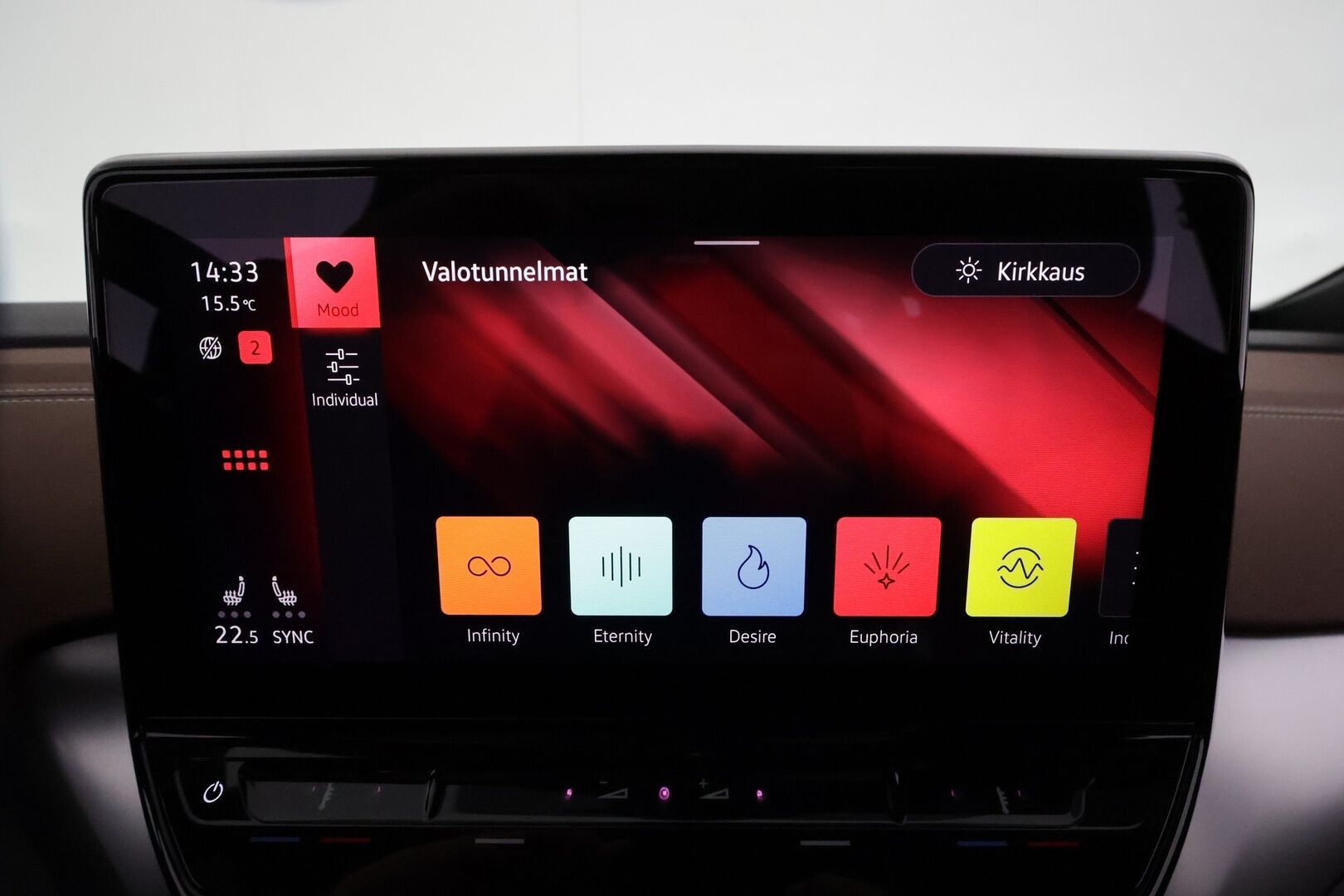Volkswagen ID.4 2021 Pro Performance Tech 150 kW **ILP / ACC / Matrix-LED / P.kamera / Hierovat Sporttipenkit Muistilla /  Navi / Keyless** - 3,99 % KORKOTARJOUS TÄHÄN AUTOON 21.9. ASTI! - 1.om Suomi-auto / 2x Latauskaapelit / Kahdet Renkaat / Merkkihuollettu!