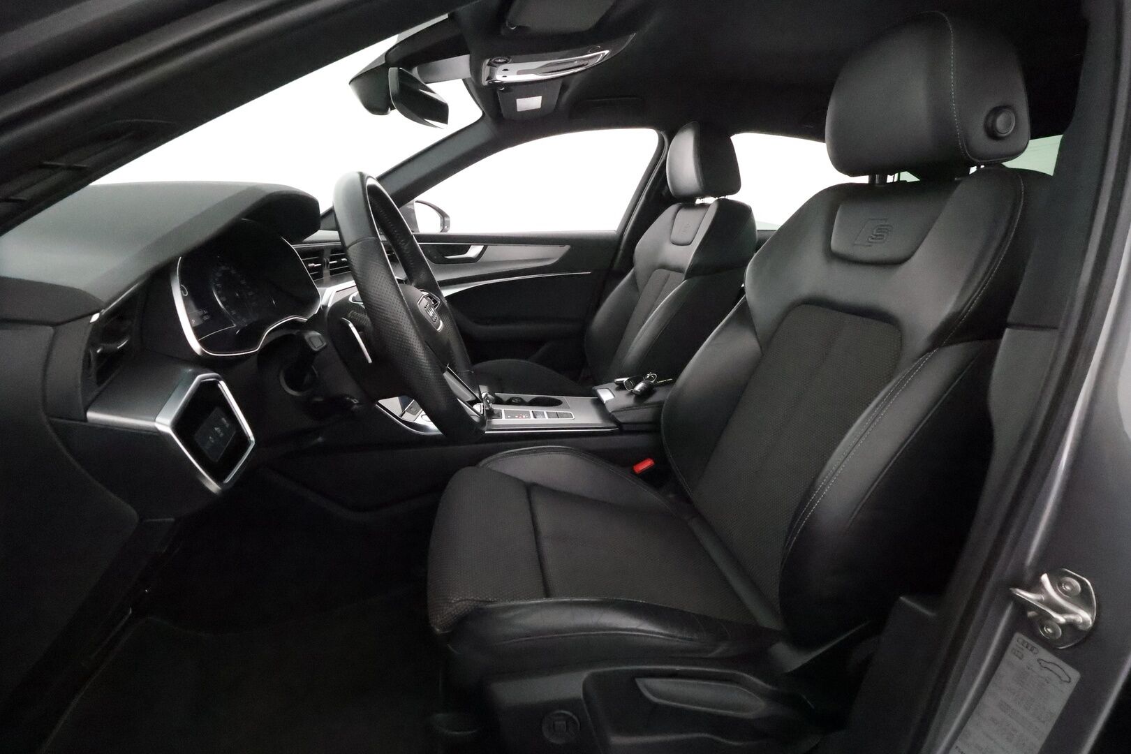 Audi A6 2019 Sedan S-line 40 TDI MHEV quattro S tronic **ACC / Webasto / Koukku / Puolinahat / LED / Navi** - Kahdet renkaat aluvanteilla