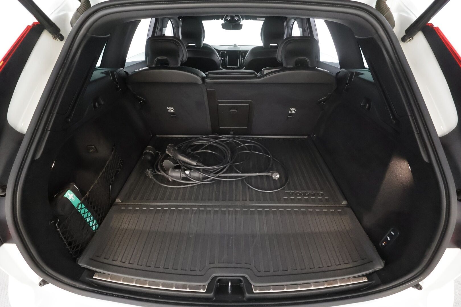 Volvo XC60 2022 T8 TwE AWD R-Design Edition aut * B&W / HUD / ACC / Muistipenkit / Full LED / P.kamera / Panorama / Webasto / Koukku * - 1.Om Suomi-auto / Kahdet renkaat aluvanteilla / Merkkihuollettu / Huippuvarusteet