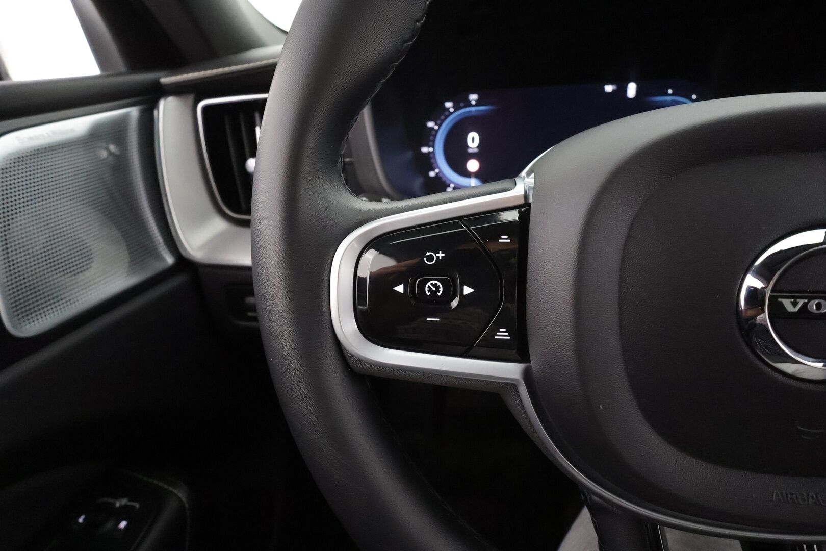 Volvo XC60 2022 T8 TwE AWD R-Design Edition aut * B&W / HUD / ACC / Muistipenkit / Full LED / P.kamera / Panorama / Webasto / Koukku * - 1.Om Suomi-auto / Kahdet renkaat aluvanteilla / Merkkihuollettu / Huippuvarusteet