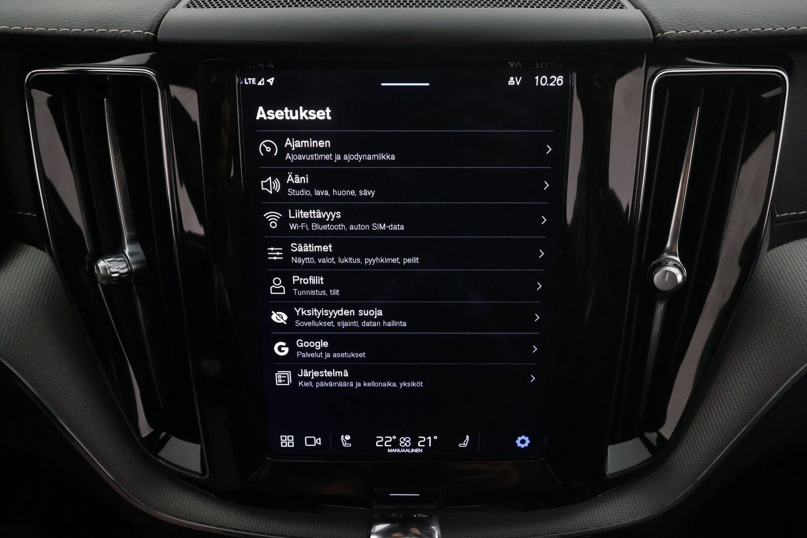 Volvo XC60 2022 T8 TwE AWD R-Design Edition aut * B&W / HUD / ACC / Muistipenkit / Full LED / P.kamera / Panorama / Webasto / Koukku * - 1.Om Suomi-auto / Kahdet renkaat aluvanteilla / Merkkihuollettu / Huippuvarusteet