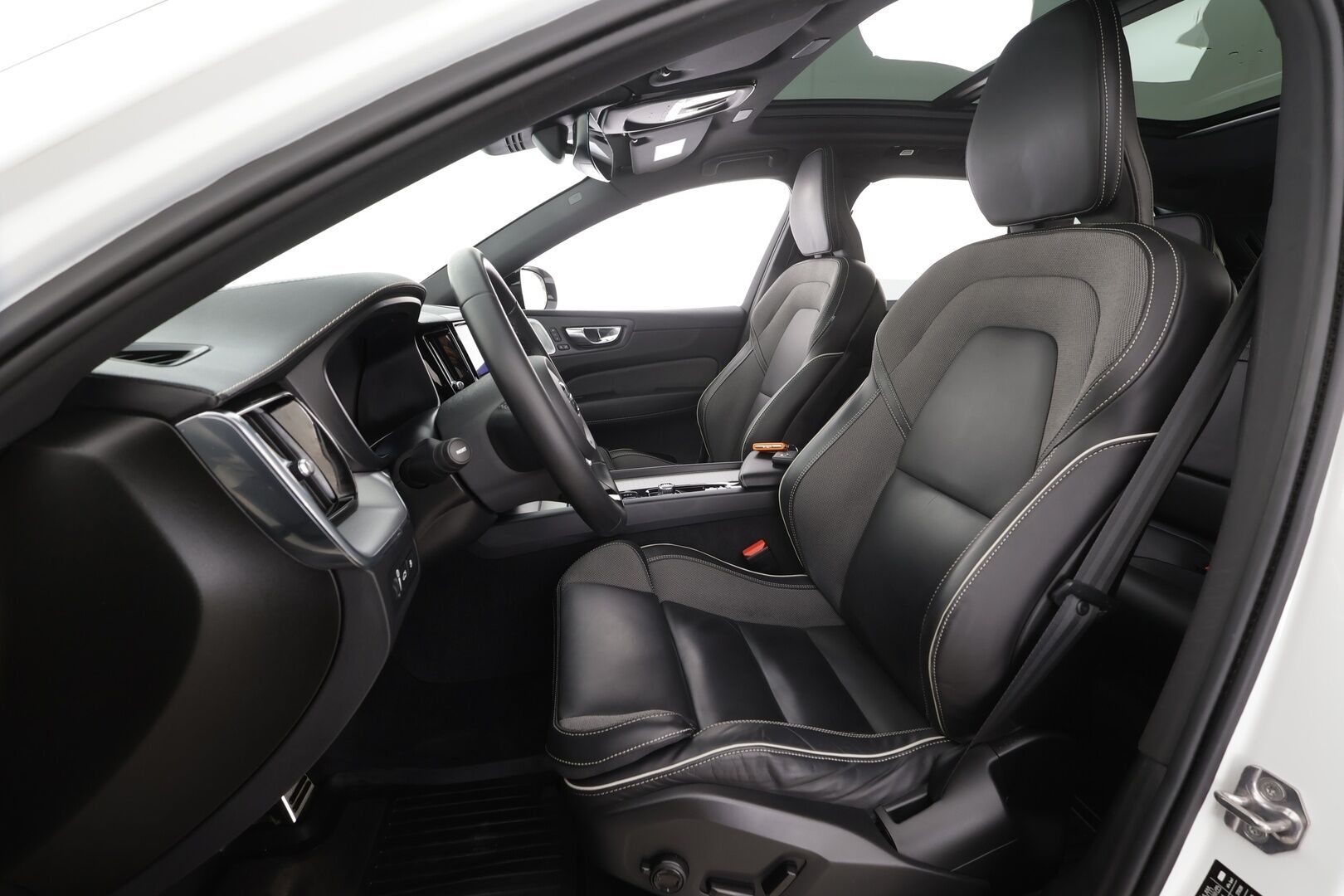 Volvo XC60 2022 T8 TwE AWD R-Design Edition aut * B&W / HUD / ACC / Muistipenkit / Full LED / P.kamera / Panorama / Webasto / Koukku * - 1.Om Suomi-auto / Kahdet renkaat aluvanteilla / Merkkihuollettu / Huippuvarusteet