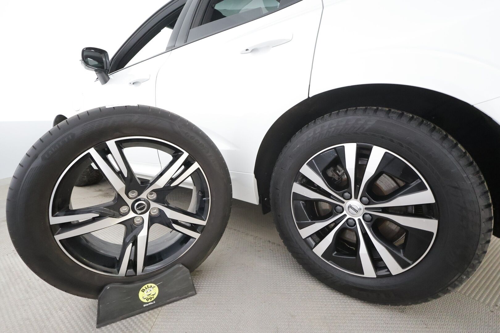 Volvo XC60 2022 T8 TwE AWD R-Design Edition aut * B&W / HUD / ACC / Muistipenkit / Full LED / P.kamera / Panorama / Webasto / Koukku * - 1.Om Suomi-auto / Kahdet renkaat aluvanteilla / Merkkihuollettu / Huippuvarusteet