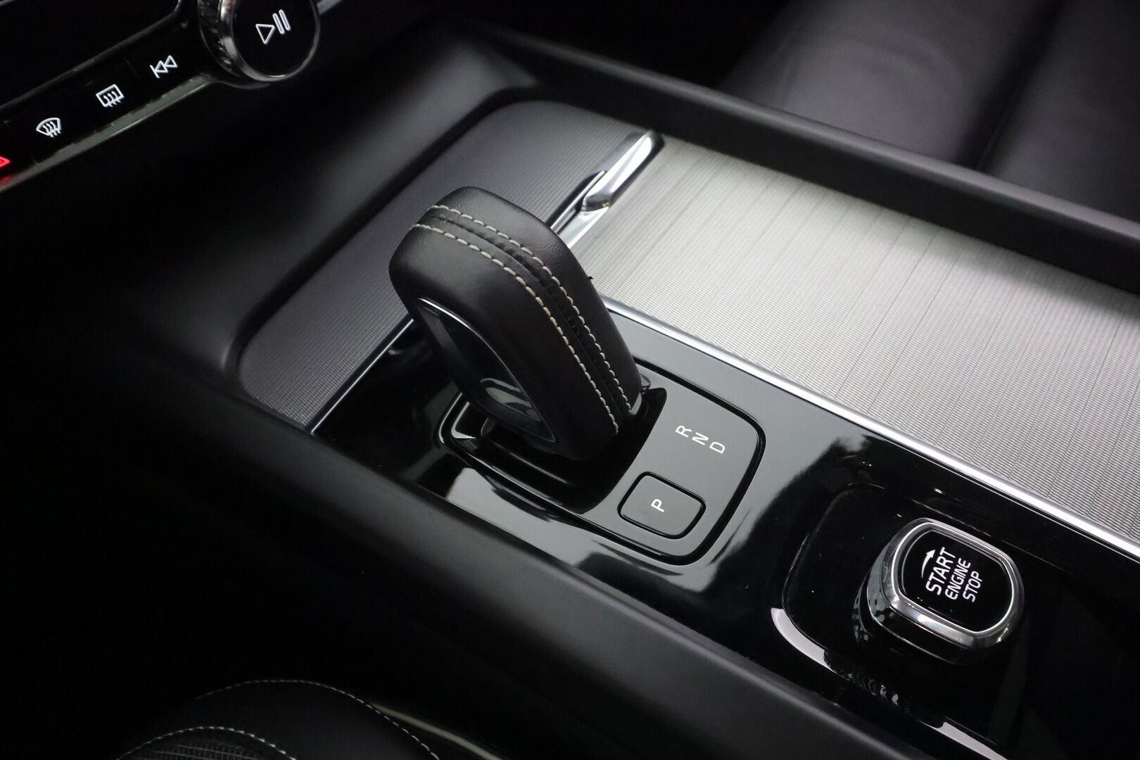 Volvo XC60 2022 T8 TwE AWD R-Design Edition aut * B&W / HUD / ACC / Muistipenkit / Full LED / P.kamera / Panorama / Webasto / Koukku * - 1.Om Suomi-auto / Kahdet renkaat aluvanteilla / Merkkihuollettu / Huippuvarusteet