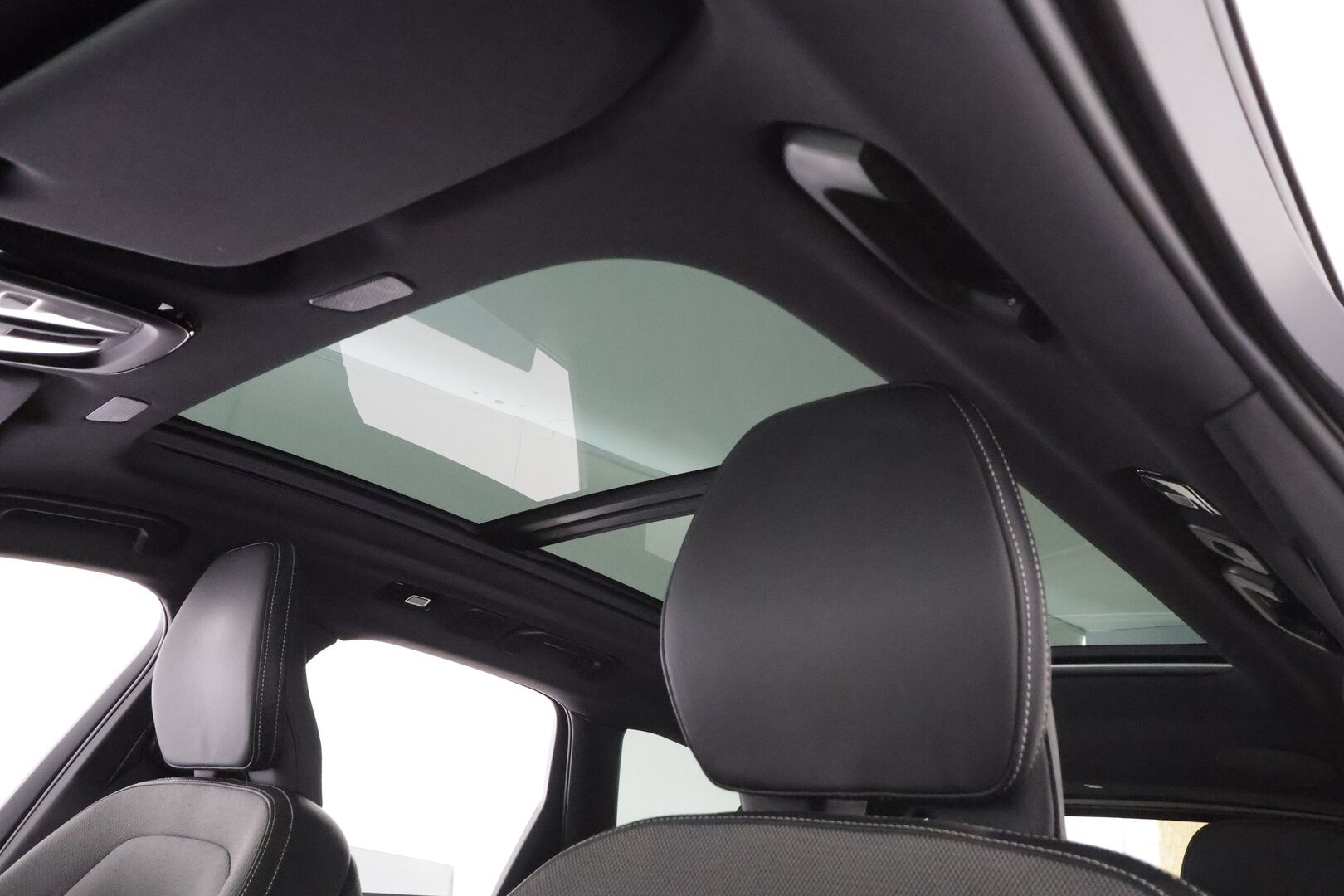 Volvo XC60 2022 T8 TwE AWD R-Design Edition aut * B&W / HUD / ACC / Muistipenkit / Full LED / P.kamera / Panorama / Webasto / Koukku * - 1.Om Suomi-auto / Kahdet renkaat aluvanteilla / Merkkihuollettu / Huippuvarusteet