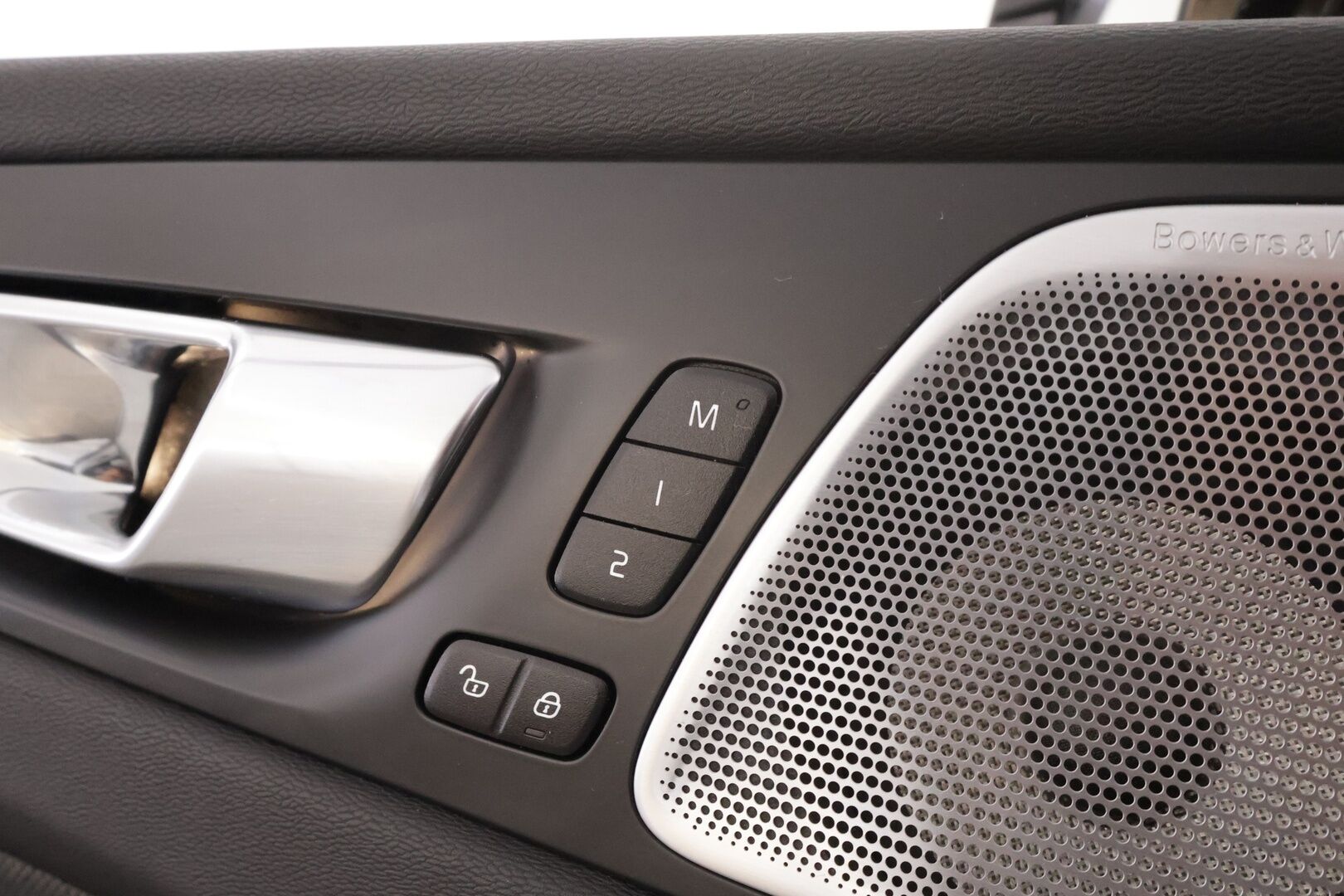 Volvo XC60 2022 T8 TwE AWD R-Design Edition aut * B&W / HUD / ACC / Muistipenkit / Full LED / P.kamera / Panorama / Webasto / Koukku * - 1.Om Suomi-auto / Kahdet renkaat aluvanteilla / Merkkihuollettu / Huippuvarusteet