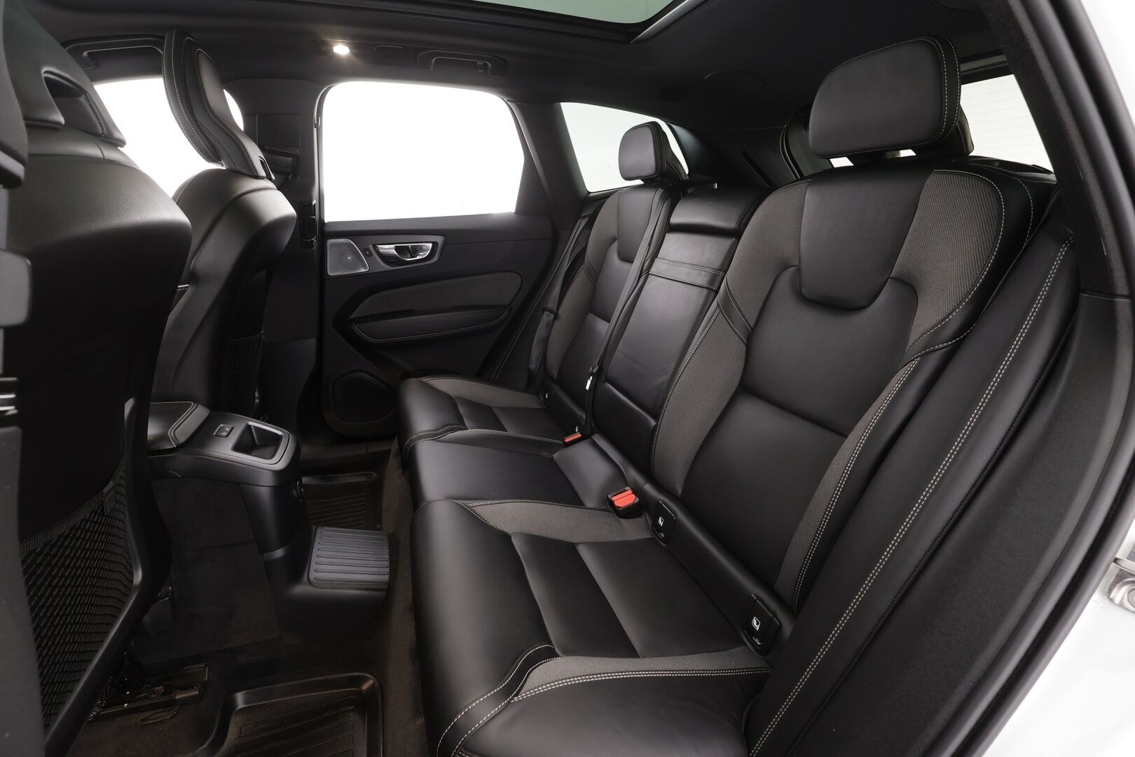 Volvo XC60 2022 T8 TwE AWD R-Design Edition aut * B&W / HUD / ACC / Muistipenkit / Full LED / P.kamera / Panorama / Webasto / Koukku * - 1.Om Suomi-auto / Kahdet renkaat aluvanteilla / Merkkihuollettu / Huippuvarusteet