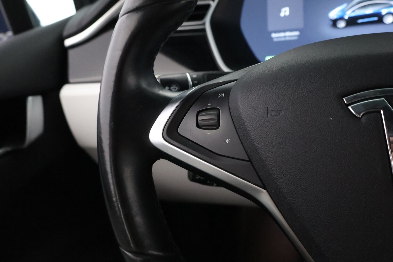 Tesla Model X 2016 75 D 7-Paikkainen - 7P / Vetokoukku / Imuovet / Vaalea Nahkasisusta / Lasikatto / Adapt.Vakkari / Akkutesti tehty!