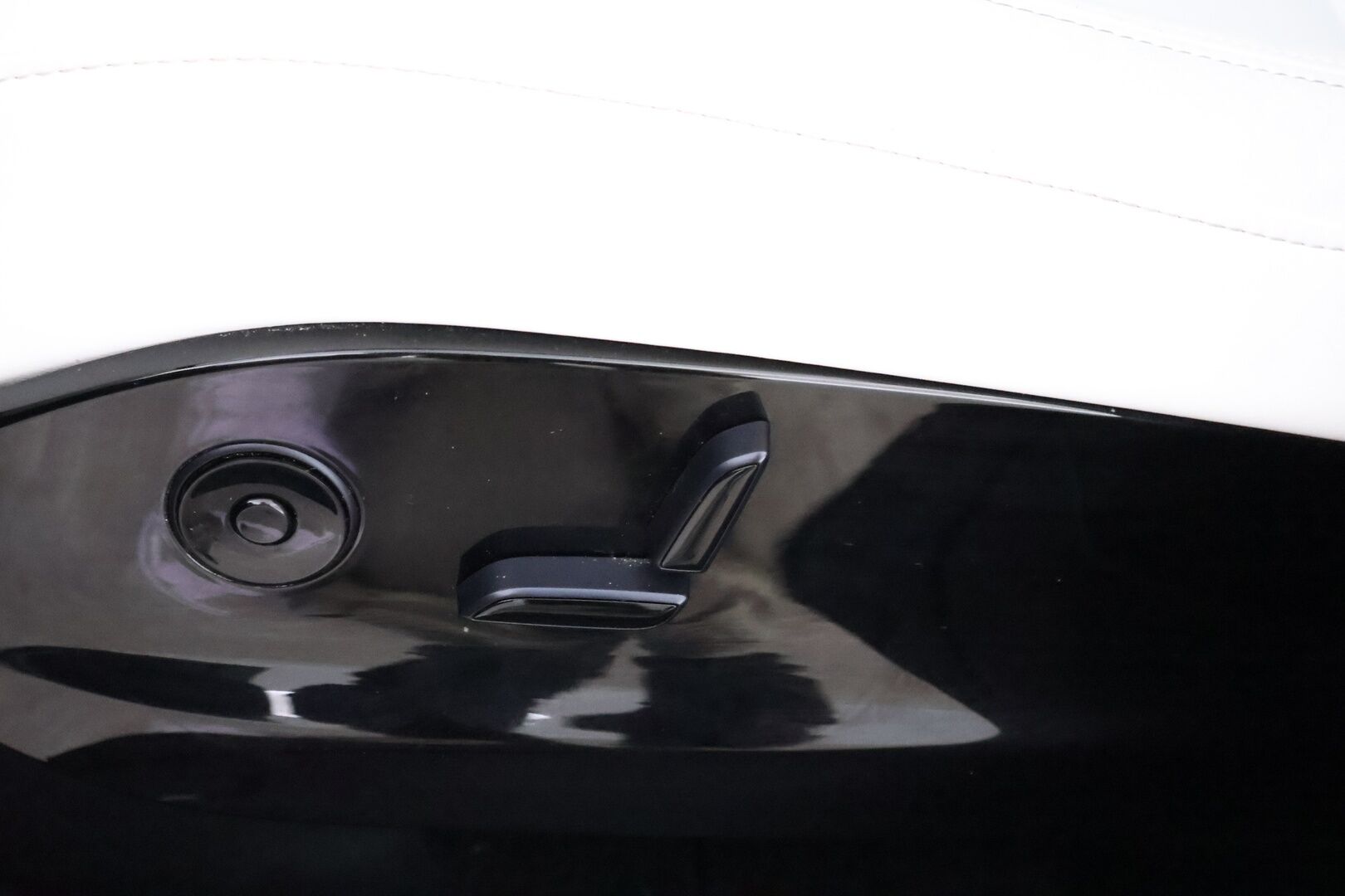 Tesla Model X 2016 75 D 7-Paikkainen - 7P / Vetokoukku / Imuovet / Vaalea Nahkasisusta / Lasikatto / Adapt.Vakkari / Akkutesti tehty!