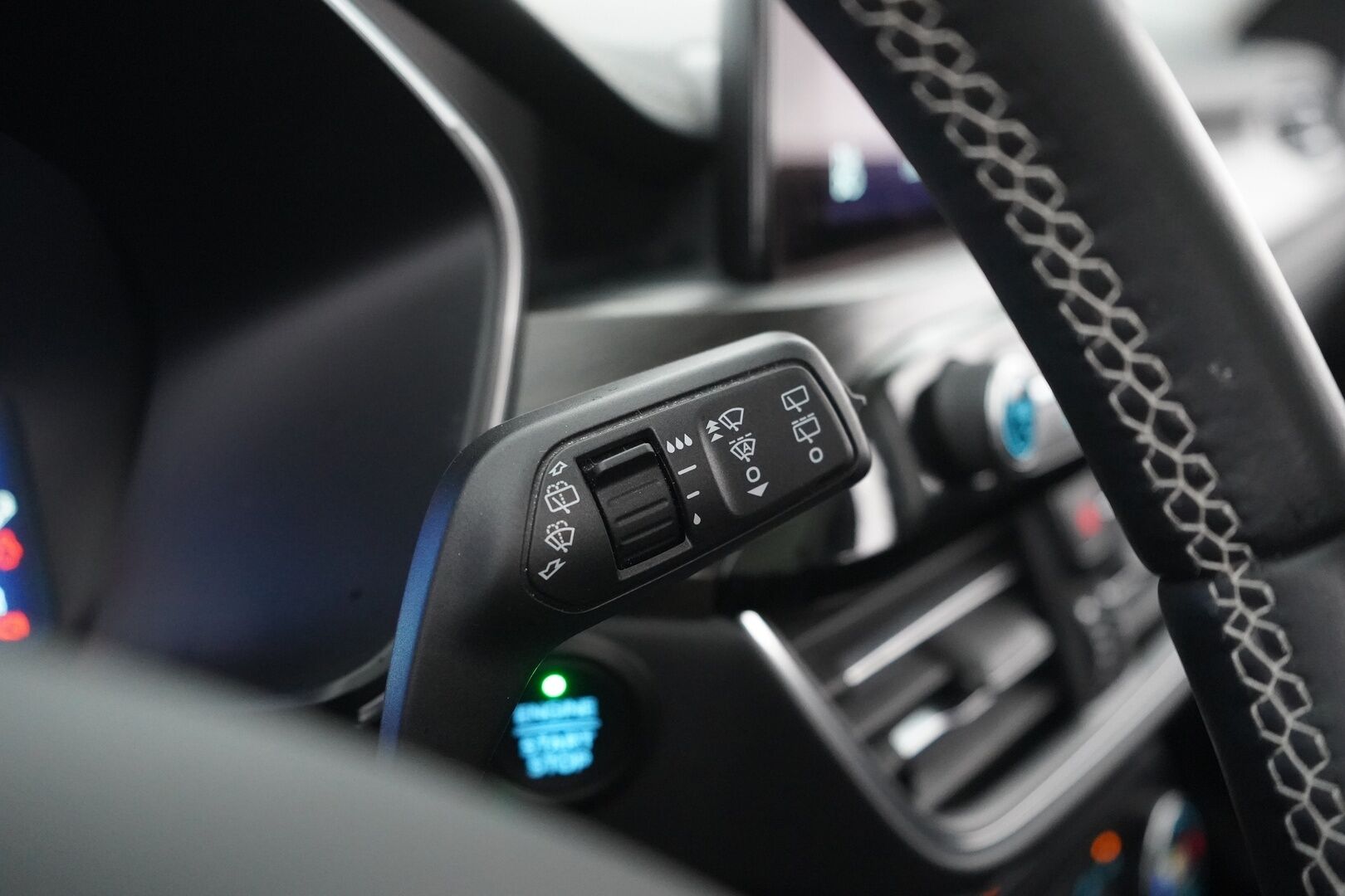 Ford Kuga 2021 2,5 Hybrid (HEV) 190hv CVT AWD Vignale 5-ovinen - ACC | Alletaittuva koukku | HUD |  Nahkasisusta | Bang&Olufsen | Panoraama-kattoluukku | Kamera | Tutkat | Suomi-auto | Kahdet renkaat Fordin vanteilla
