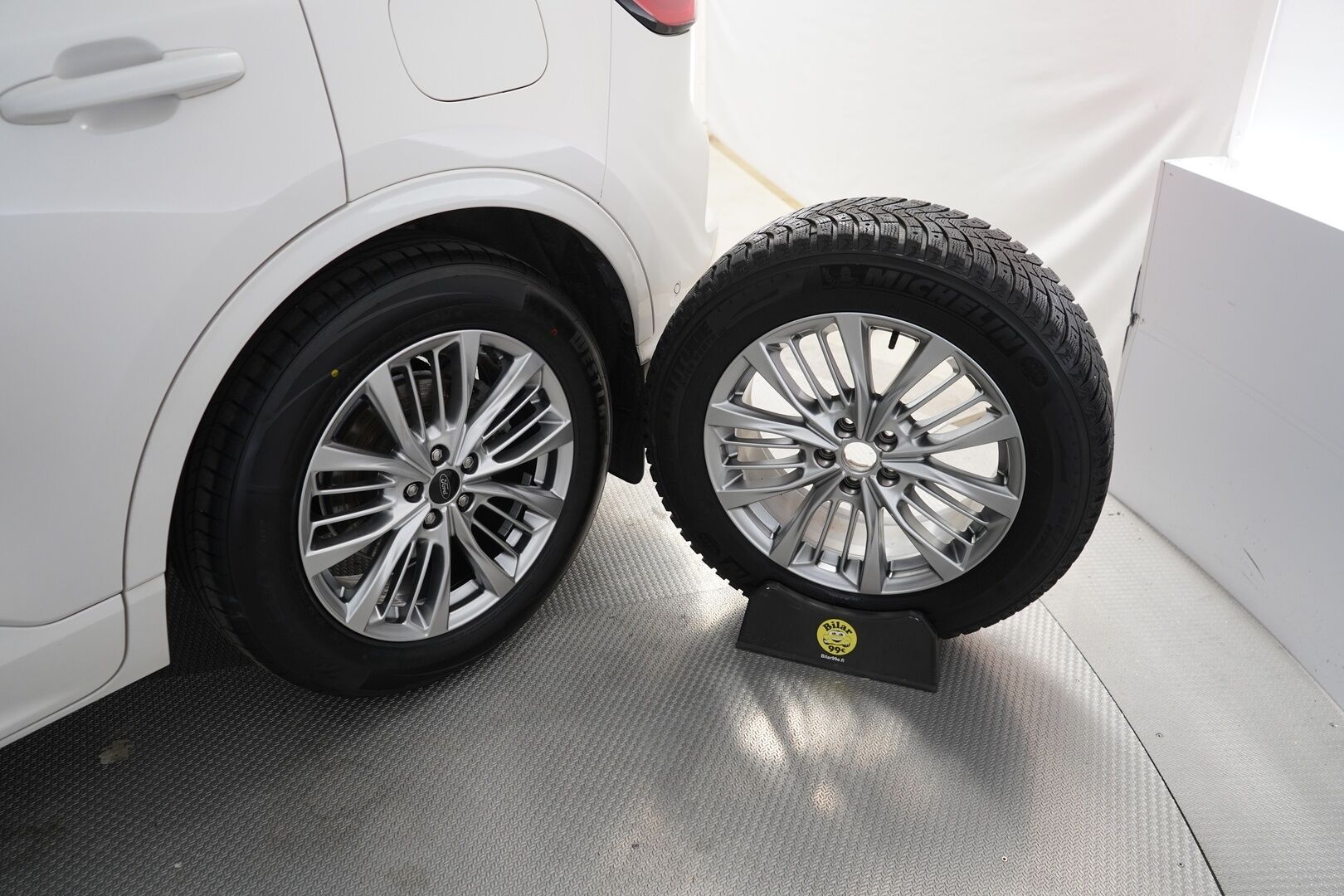Ford Kuga 2021 2,5 Hybrid (HEV) 190hv CVT AWD Vignale 5-ovinen - ACC | Alletaittuva koukku | HUD |  Nahkasisusta | Bang&Olufsen | Panoraama-kattoluukku | Kamera | Tutkat | Suomi-auto | Kahdet renkaat Fordin vanteilla