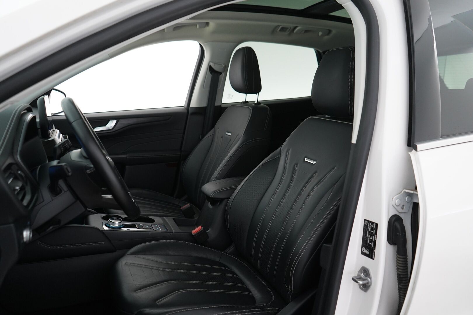 Ford Kuga 2021 2,5 Hybrid (HEV) 190hv CVT AWD Vignale 5-ovinen - ACC | Alletaittuva koukku | HUD |  Nahkasisusta | Bang&Olufsen | Panoraama-kattoluukku | Kamera | Tutkat | Suomi-auto | Kahdet renkaat Fordin vanteilla