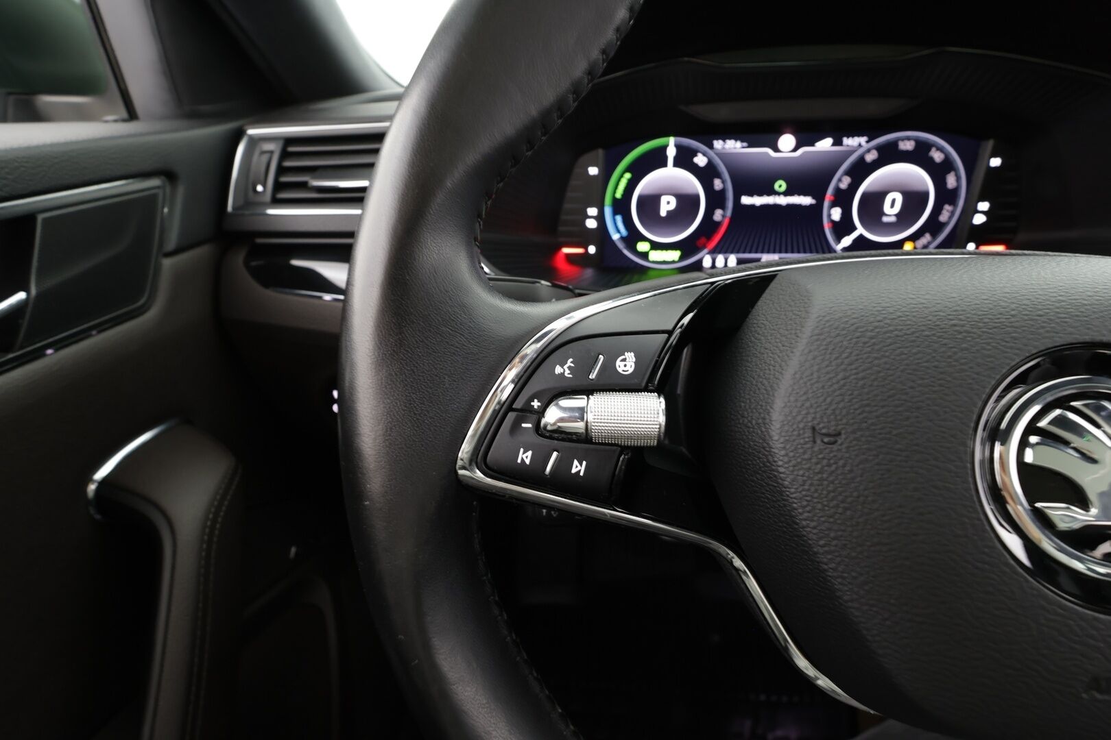 Skoda Superb 2021 Combi 1,4 TSI PHEV L&K iV DSG * Panorama / Webasto / Koukku / ACC / Matrix-LED / 360° / Ilmastoidut Muistinahat / Navi * - Canton / 1- om Suomi-auto / 2x Latauskaapelit / Kahdet renkaat / Merkkihuollot - HULLUT JOULUT KORKOTARJOUS 2,49% 