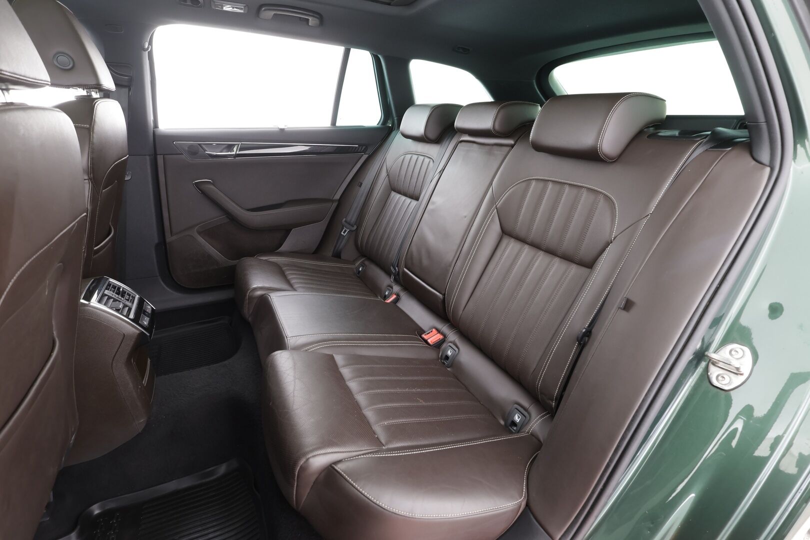 Skoda Superb 2021 Combi 1,4 TSI PHEV L&K iV DSG * Panorama / Webasto / Koukku / ACC / Matrix-LED / 360° / Ilmastoidut Muistinahat / Navi * - Canton / 1- om Suomi-auto / 2x Latauskaapelit / Kahdet renkaat / Merkkihuollot - HULLUT JOULUT KORKOTARJOUS 2,49% 