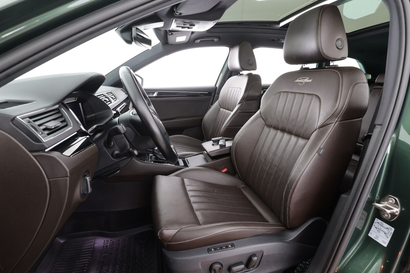 Skoda Superb 2021 Combi 1,4 TSI PHEV L&K iV DSG * Panorama / Webasto / Koukku / ACC / Matrix-LED / 360° / Ilmastoidut Muistinahat / Navi * - Canton / 1- om Suomi-auto / 2x Latauskaapelit / Kahdet renkaat / Merkkihuollot - HULLUT JOULUT KORKOTARJOUS 2,49% 