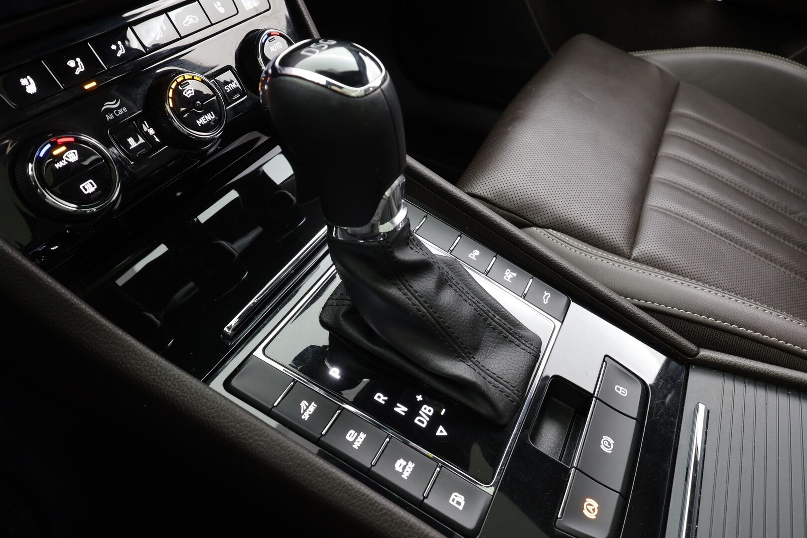 Skoda Superb 2021 Combi 1,4 TSI PHEV L&K iV DSG * Panorama / Webasto / Koukku / ACC / Matrix-LED / 360° / Ilmastoidut Muistinahat / Navi * - Canton / 1- om Suomi-auto / 2x Latauskaapelit / Kahdet renkaat / Merkkihuollot - HULLUT JOULUT KORKOTARJOUS 2,49% 