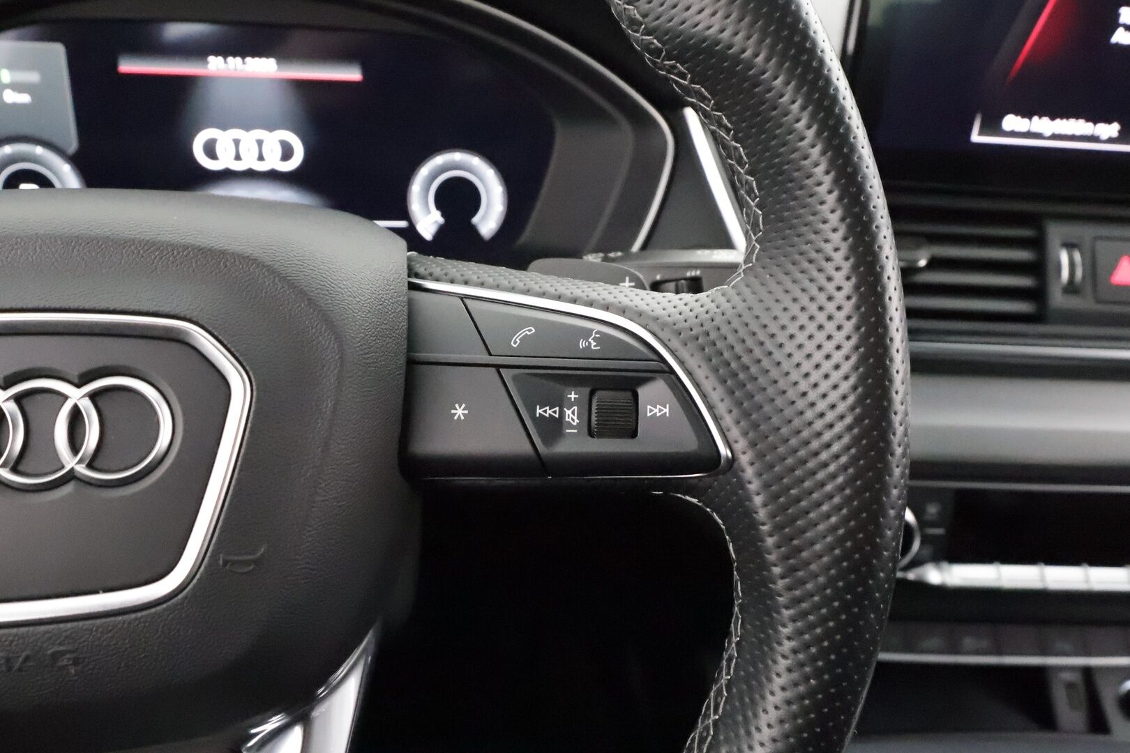 Audi Q5 2021 Sportback Advanced 50 TFSI e 220 kW quattro S tronic Electrified Edition * ACC / Ilma-alusta / Digimittari / Koukku * - 1-om Suomiauto / Akku kuntotarkastettu SoH 96,8% / LED / Puolinahkasisusta / S-line sisäpaketti / Kahdet renkaat / Merkkihuollettu! - HULLUT AVAJAISHULINAT KORKOTARJOUS 3,29 %