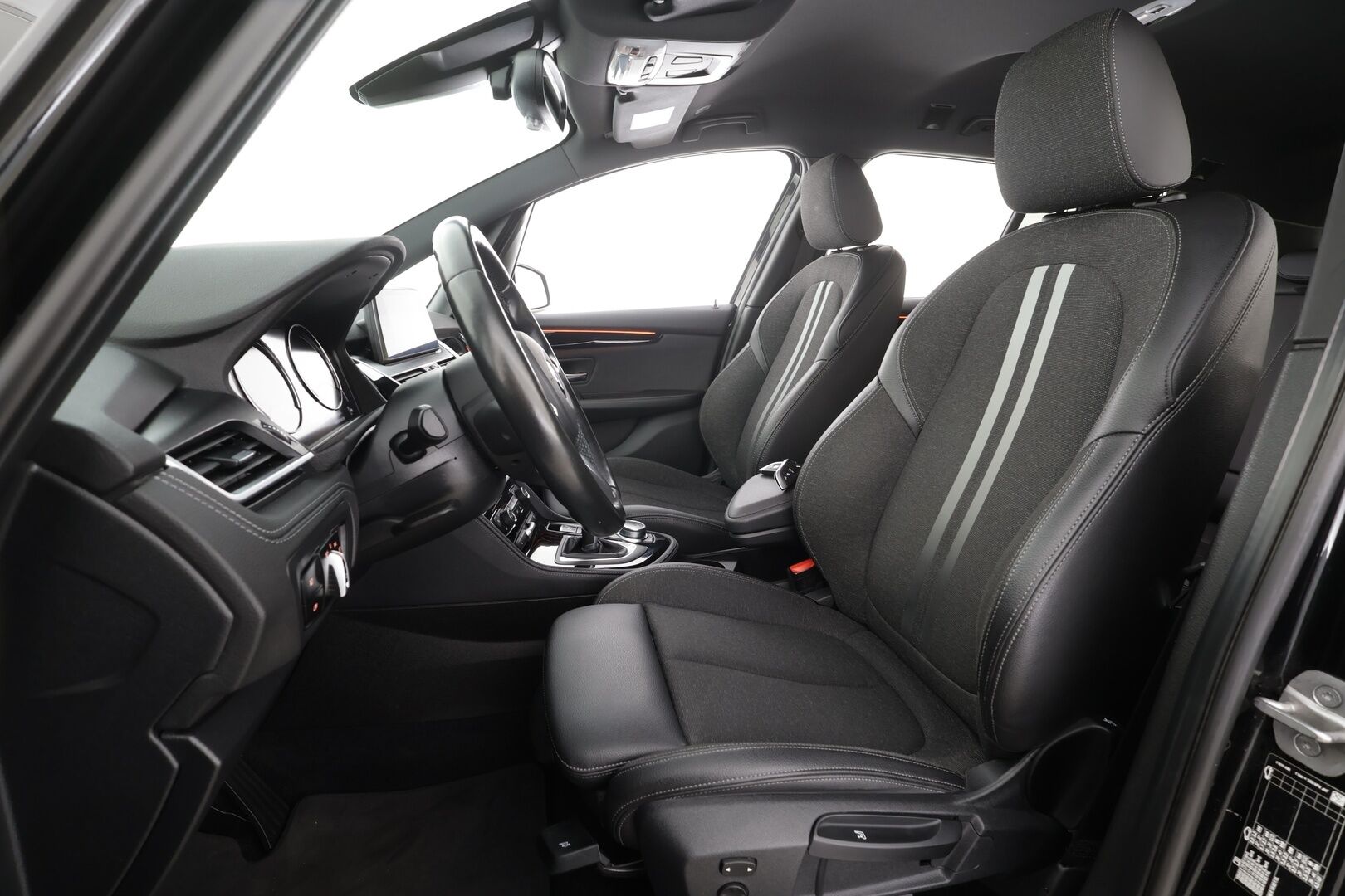 BMW 218 2022 F46 Gran Tourer 218i A Business M Sport * LED / Sisätilanlämmitin / Navi / Vakkari / Sportpenkit / P.tutkat * - Koukku / 1-om Suomi-auto / Kahdet renkaat aluvanteilla / Merkkihuollot