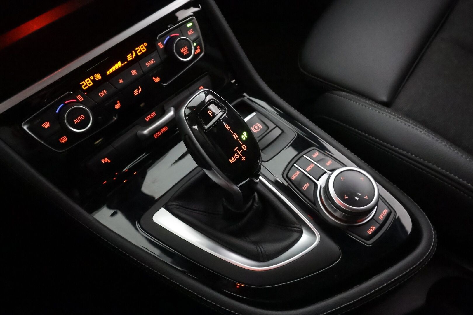 BMW 218 2022 F46 Gran Tourer 218i A Business M Sport * LED / Sisätilanlämmitin / Navi / Vakkari / Sportpenkit / P.tutkat * - Koukku / 1-om Suomi-auto / Kahdet renkaat aluvanteilla / Merkkihuollot