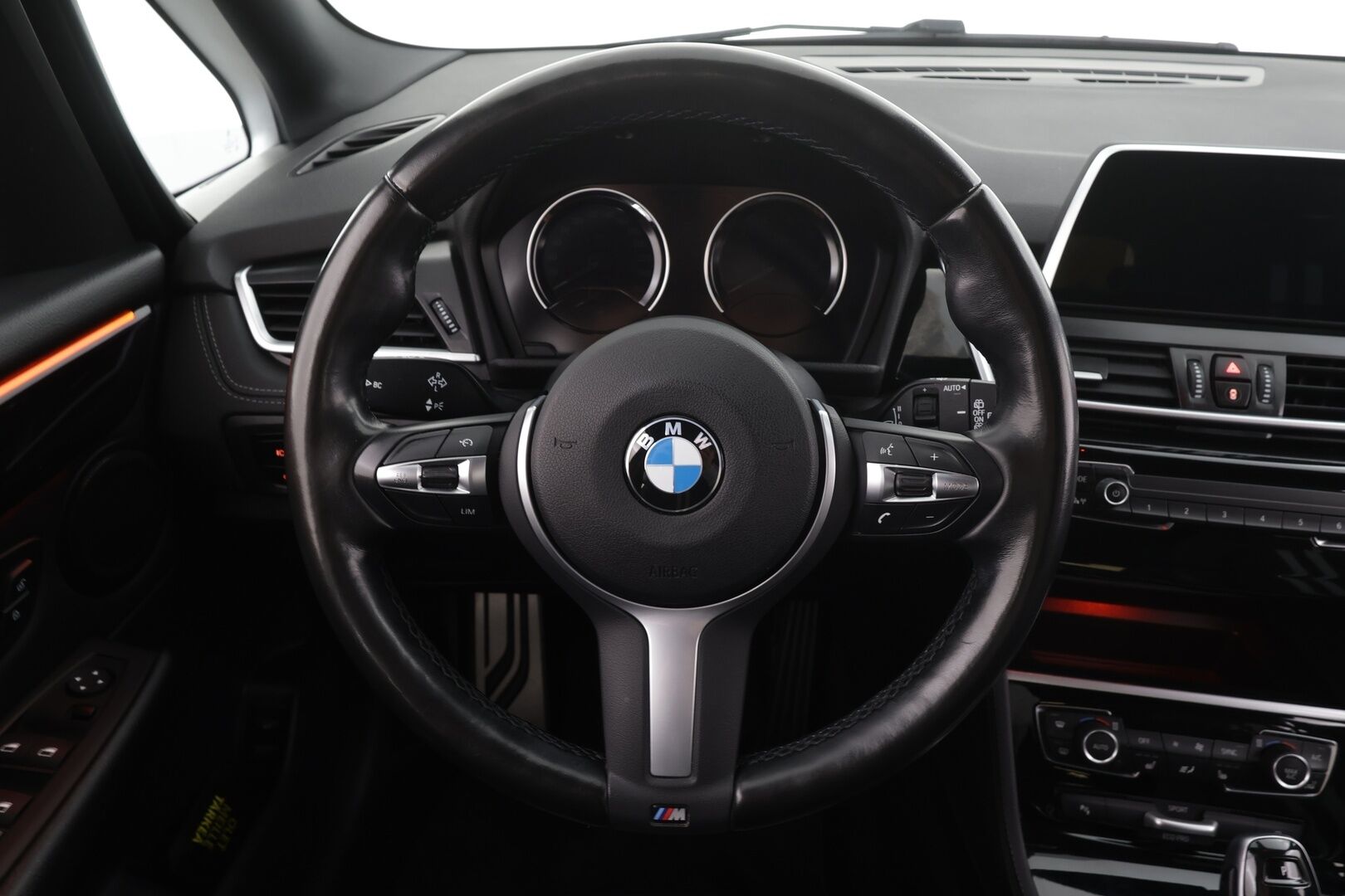 BMW 218 2022 F46 Gran Tourer 218i A Business M Sport * LED / Sisätilanlämmitin / Navi / Vakkari / Sportpenkit / P.tutkat * - Koukku / 1-om Suomi-auto / Kahdet renkaat aluvanteilla / Merkkihuollot