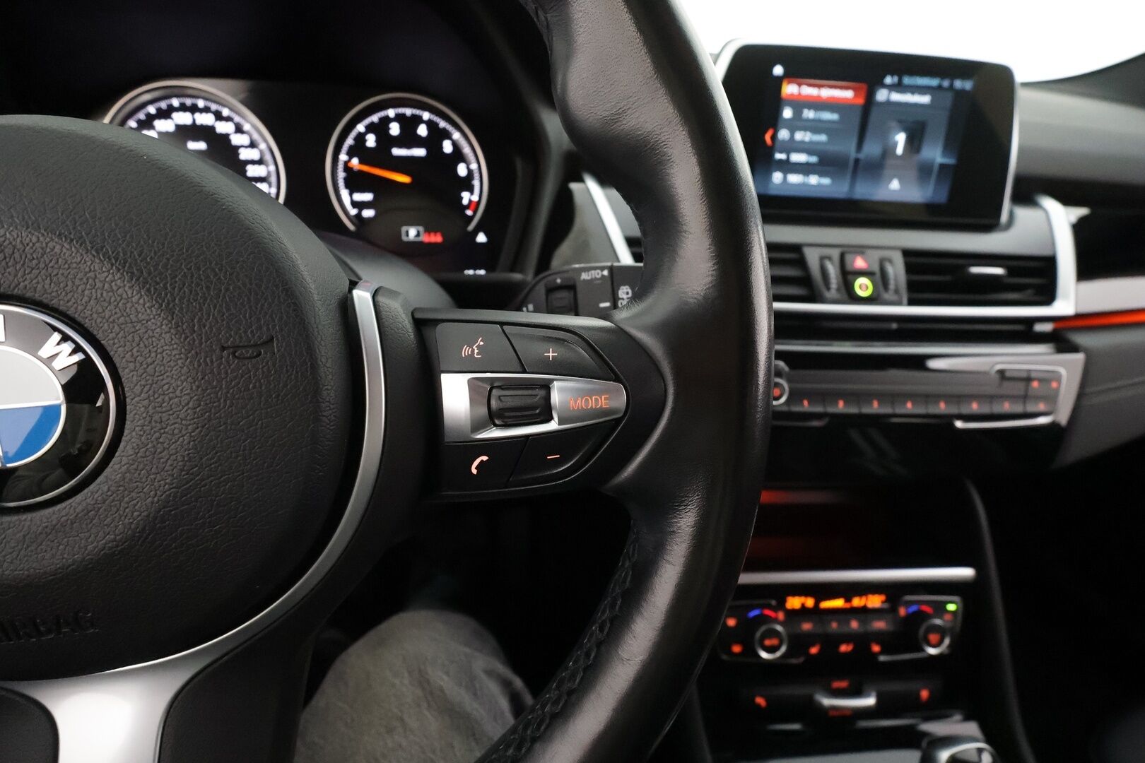 BMW 218 2022 F46 Gran Tourer 218i A Business M Sport * LED / Sisätilanlämmitin / Navi / Vakkari / Sportpenkit / P.tutkat * - Koukku / 1-om Suomi-auto / Kahdet renkaat aluvanteilla / Merkkihuollot