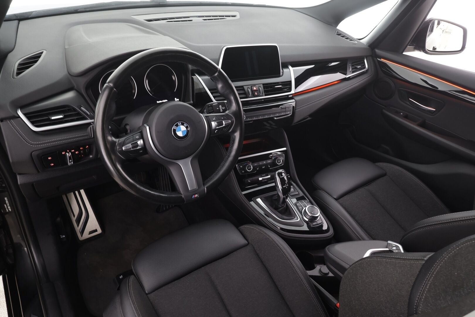 BMW 218 2022 F46 Gran Tourer 218i A Business M Sport * LED / Sisätilanlämmitin / Navi / Vakkari / Sportpenkit / P.tutkat * - Koukku / 1-om Suomi-auto / Kahdet renkaat aluvanteilla / Merkkihuollot