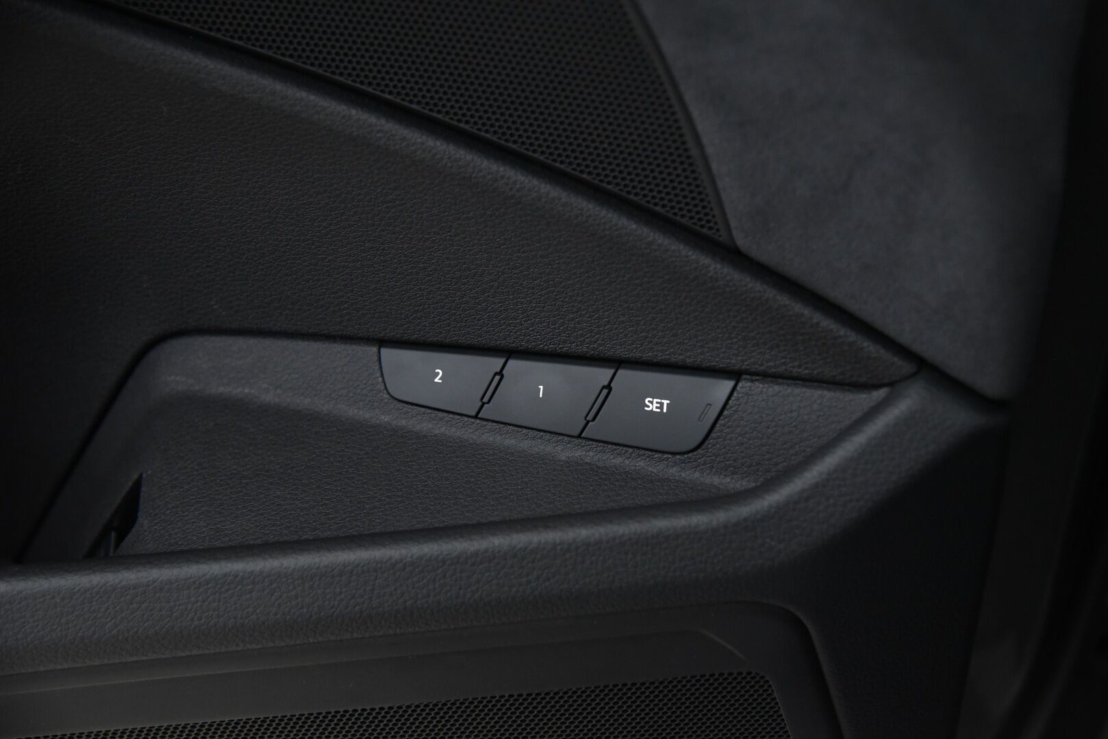 AUDI Q8 E-TRON 2024 Sportback 55 quattro S line - 2,99 % KORKOTARJOUS TÄHÄN AUTOON 14.9. ASTI! - Adapt. Vakkari / Ilma-alusta / Digipeilit / HUD / 360° Kamera / Panorama / Matrix LED / Sporttipenkki Muistilla / KeylessGo