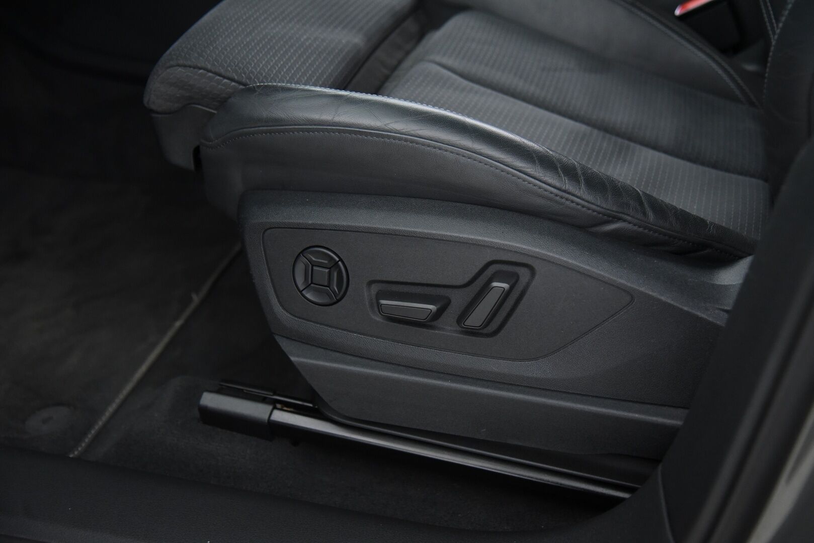 AUDI Q8 E-TRON 2024 Sportback 55 quattro S line - 2,99 % KORKOTARJOUS TÄHÄN AUTOON 14.9. ASTI! - Adapt. Vakkari / Ilma-alusta / Digipeilit / HUD / 360° Kamera / Panorama / Matrix LED / Sporttipenkki Muistilla / KeylessGo