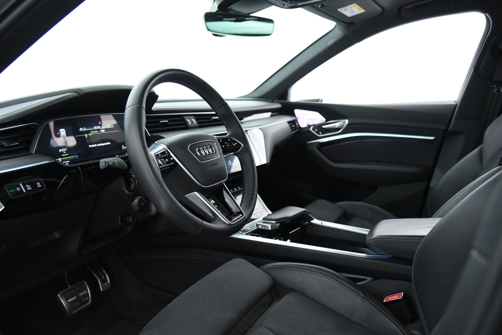AUDI Q8 E-TRON 2024 Sportback 55 quattro S line - 2,99 % KORKOTARJOUS TÄHÄN AUTOON 14.9. ASTI! - Adapt. Vakkari / Ilma-alusta / Digipeilit / HUD / 360° Kamera / Panorama / Matrix LED / Sporttipenkki Muistilla / KeylessGo