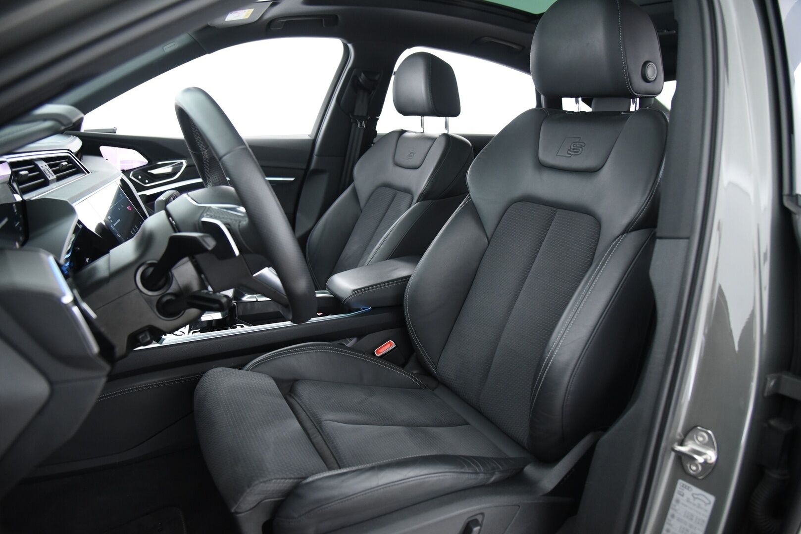 AUDI Q8 E-TRON 2024 Sportback 55 quattro S line - 2,99 % KORKOTARJOUS TÄHÄN AUTOON 14.9. ASTI! - Adapt. Vakkari / Ilma-alusta / Digipeilit / HUD / 360° Kamera / Panorama / Matrix LED / Sporttipenkki Muistilla / KeylessGo