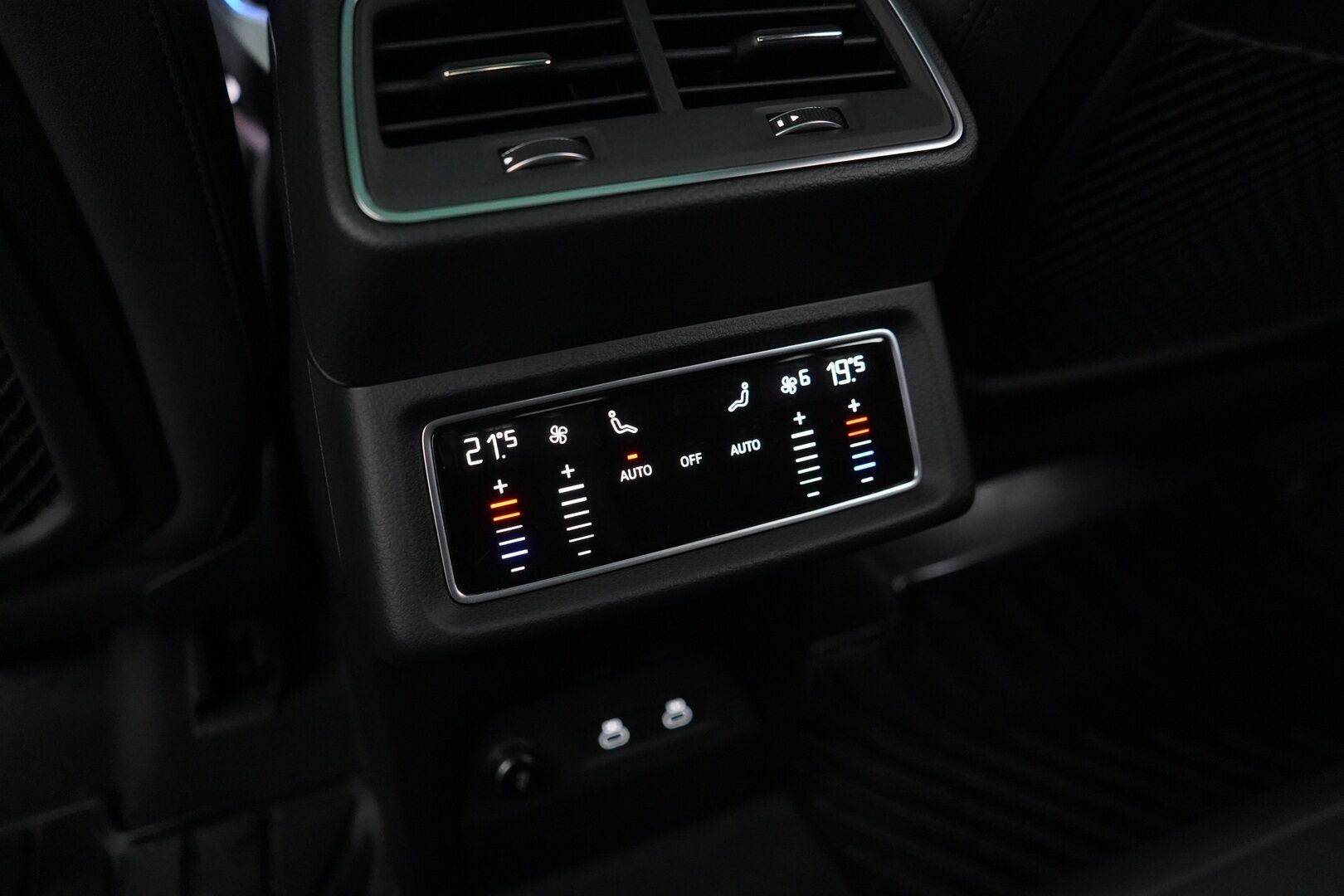 AUDI Q8 E-TRON 2024 Sportback 55 quattro S line - Adapt. Vakkari | Ilma-alusta | Digipeilit | HUD | 360° Kamera / Panorama | Matrix LED | Sporttipenkki Muistilla | KeylessGo