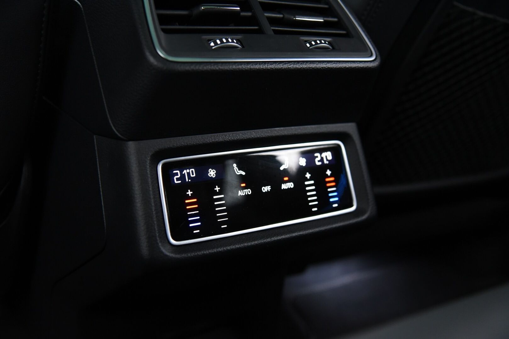 AUDI Q8 E-TRON 2024 Sportback 55 quattro S line - 2,99 % KORKOTARJOUS TÄHÄN AUTOON 14.9. ASTI! - Adapt. Vakkari / Ilma-alusta / Digipeilit / HUD / 360° Kamera / Panorama / Matrix LED / Sporttipenkki Muistilla / KeylessGo