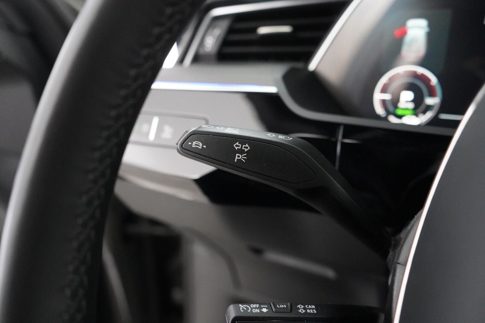 AUDI Q8 E-TRON 2024 Sportback 55 quattro S line - Adapt. Vakkari | Ilma-alusta | Digipeilit | HUD | 360° Kamera / Panorama | Matrix LED | Sporttipenkki Muistilla | KeylessGo