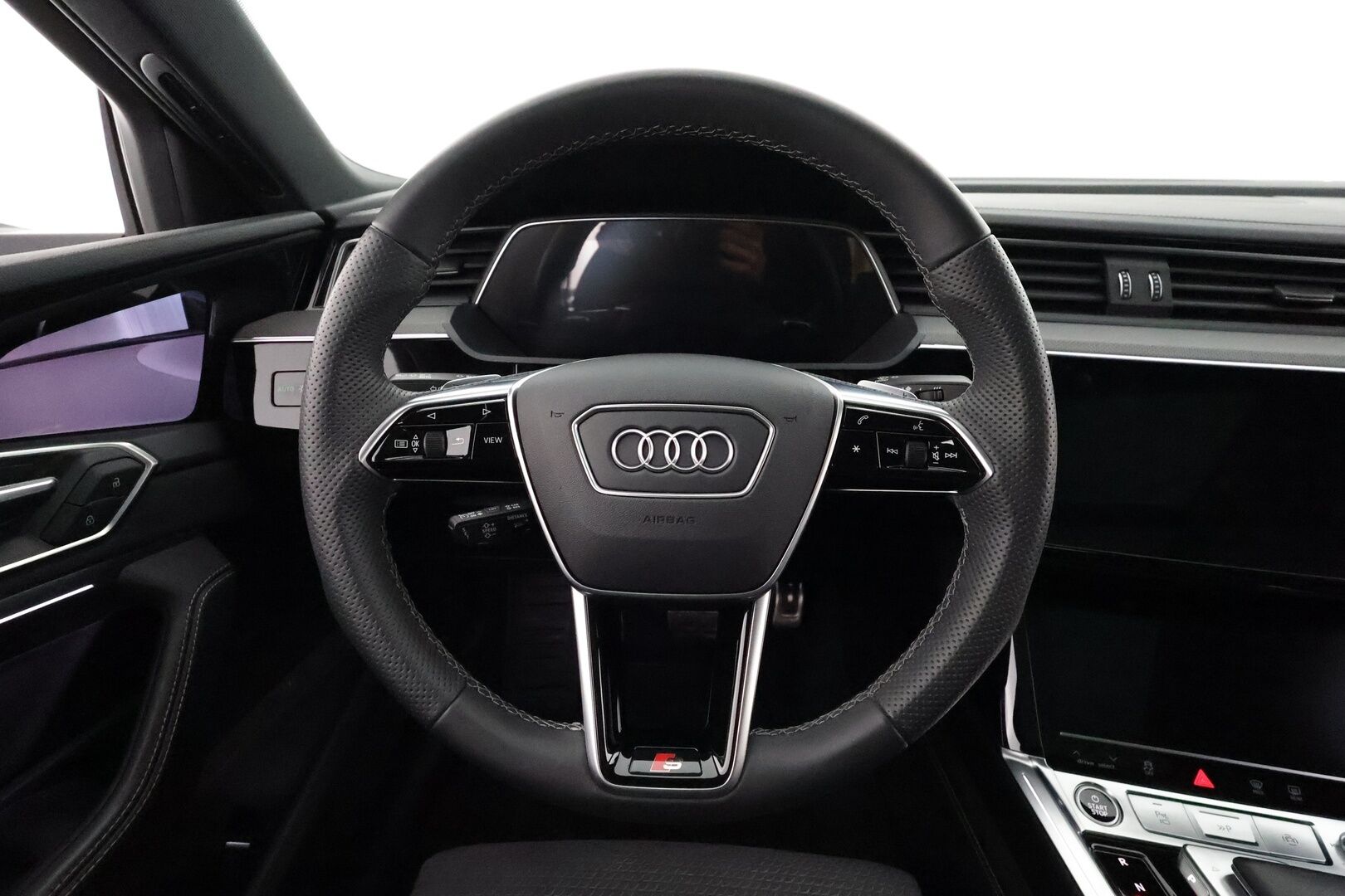 AUDI Q8 E-TRON 2024 Sportback 55 quattro S line - 2,99 % KORKOTARJOUS TÄHÄN AUTOON 14.9. ASTI! - Adapt. Vakkari / Ilma-alusta / Digipeilit / HUD / 360° Kamera / Panorama / Matrix LED / Sporttipenkki Muistilla / KeylessGo
