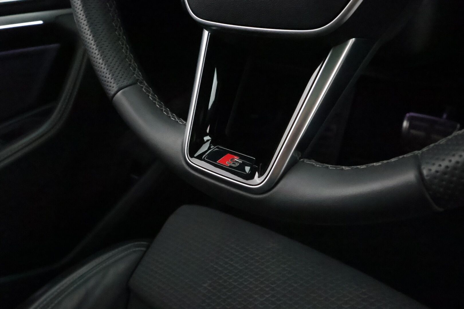 AUDI Q8 E-TRON 2024 Sportback 55 quattro S line - 2,99 % KORKOTARJOUS TÄHÄN AUTOON 14.9. ASTI! - Adapt. Vakkari / Ilma-alusta / Digipeilit / HUD / 360° Kamera / Panorama / Matrix LED / Sporttipenkki Muistilla / KeylessGo