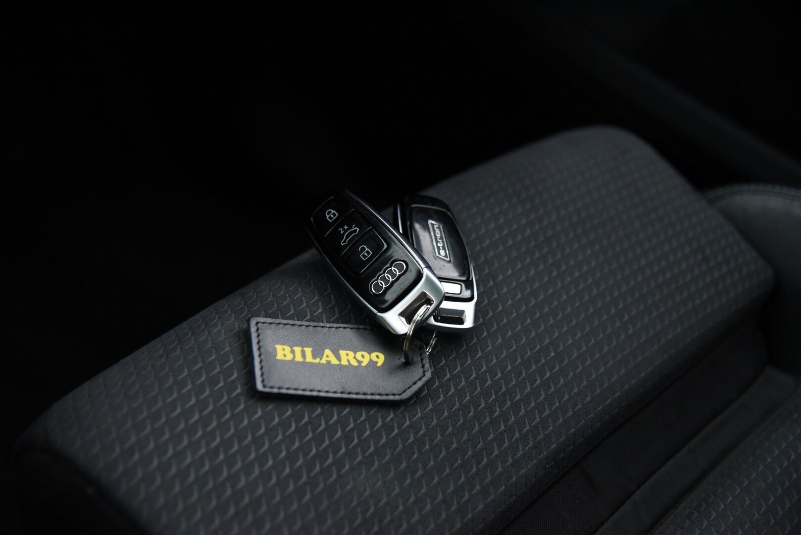 AUDI Q8 E-TRON 2024 Sportback 55 quattro S line - 2,99 % KORKOTARJOUS TÄHÄN AUTOON 14.9. ASTI! - Adapt. Vakkari / Ilma-alusta / Digipeilit / HUD / 360° Kamera / Panorama / Matrix LED / Sporttipenkki Muistilla / KeylessGo