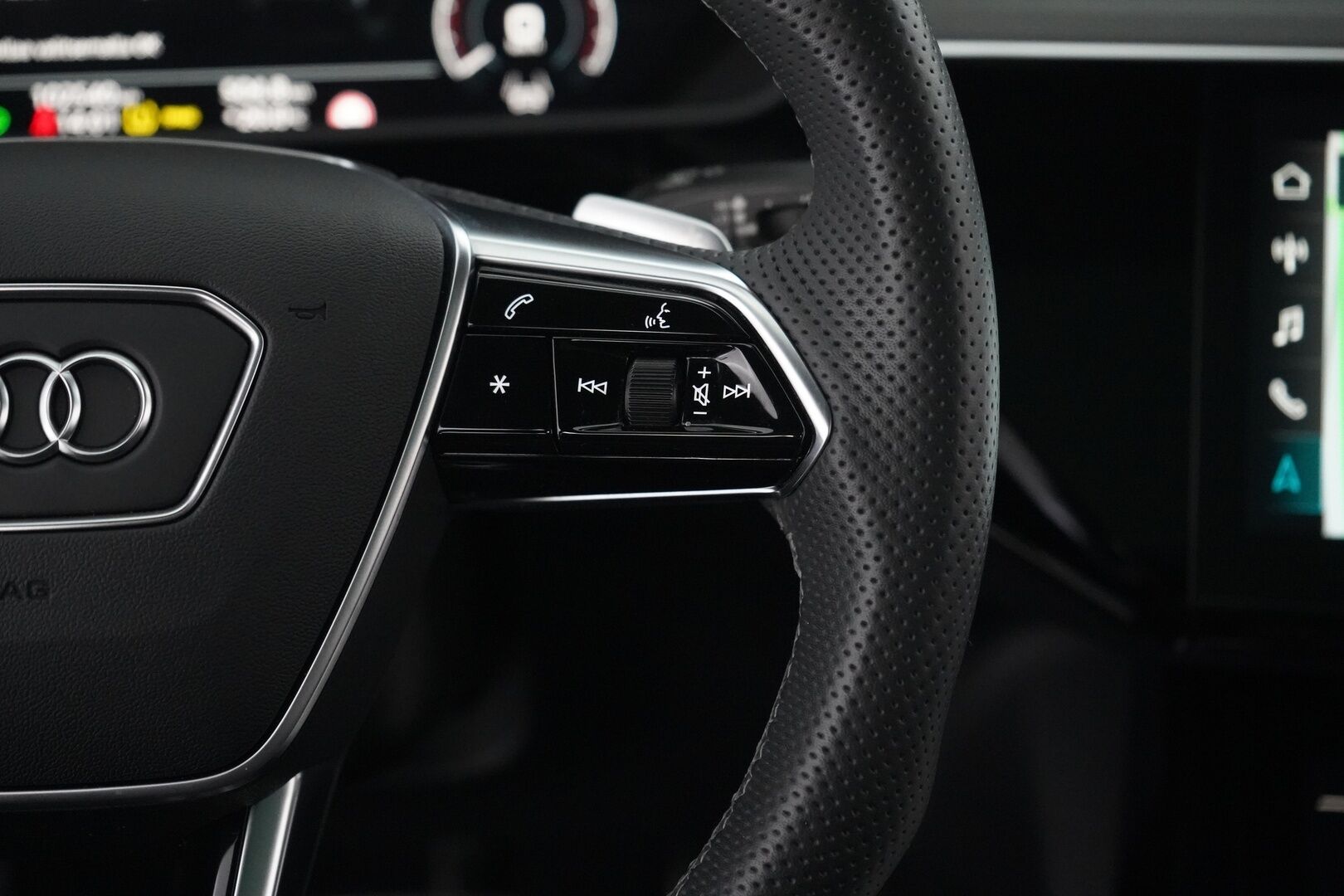 AUDI Q8 E-TRON 2024 Sportback 55 quattro S line - Adapt. Vakkari | Ilma-alusta | Digipeilit | HUD | 360° Kamera / Panorama | Matrix LED | Sporttipenkki Muistilla | KeylessGo