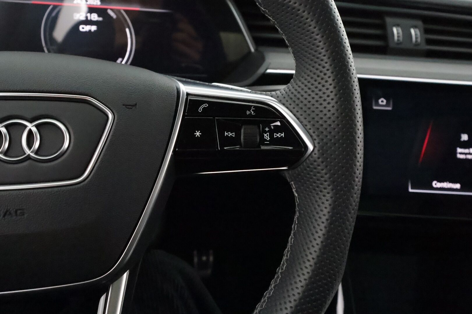 AUDI Q8 E-TRON 2024 Sportback 55 quattro S line - 2,99 % KORKOTARJOUS TÄHÄN AUTOON 14.9. ASTI! - Adapt. Vakkari / Ilma-alusta / Digipeilit / HUD / 360° Kamera / Panorama / Matrix LED / Sporttipenkki Muistilla / KeylessGo