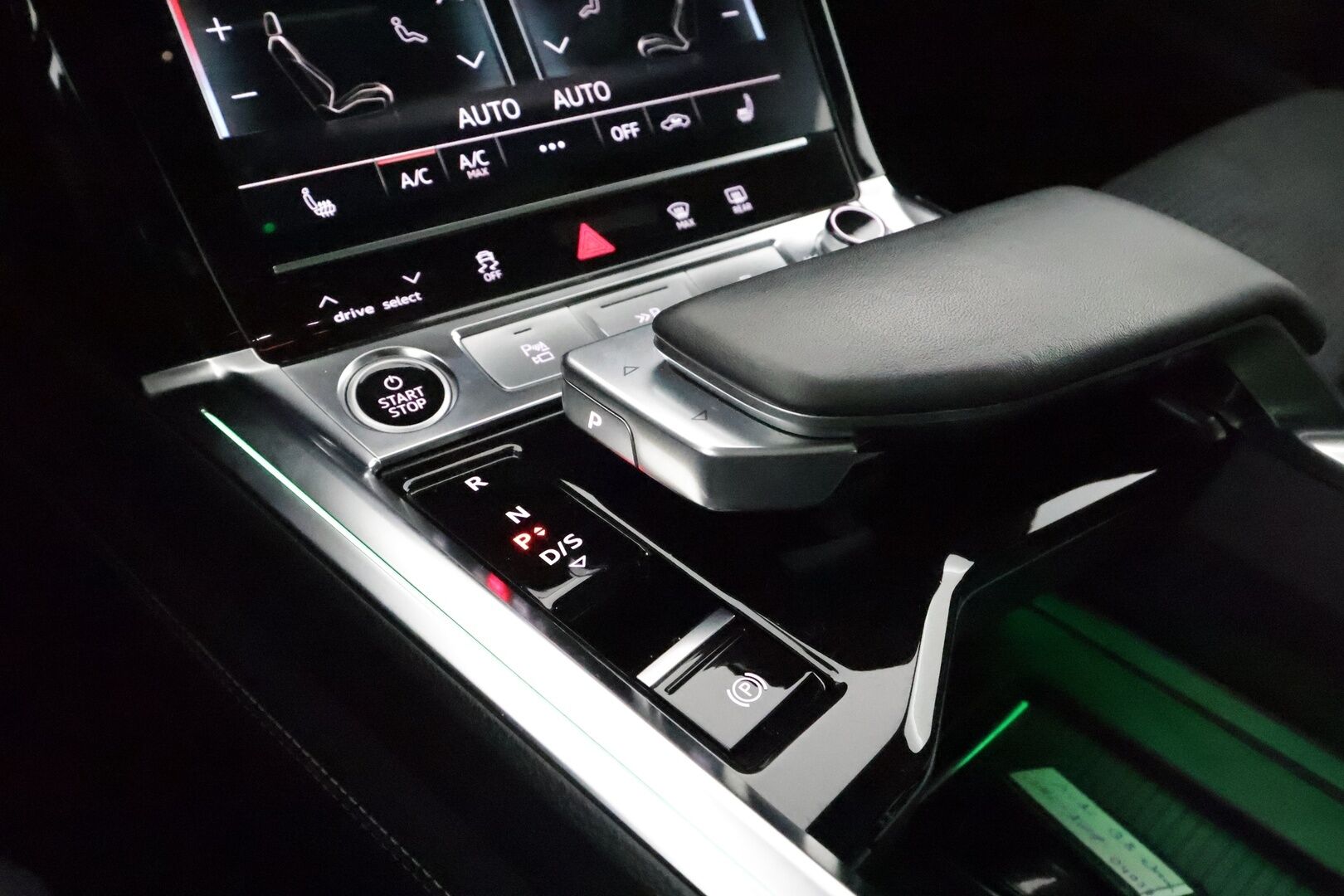 AUDI Q8 E-TRON 2024 Sportback 55 quattro S line - 2,99 % KORKOTARJOUS TÄHÄN AUTOON 14.9. ASTI! - Adapt. Vakkari / Ilma-alusta / Digipeilit / HUD / 360° Kamera / Panorama / Matrix LED / Sporttipenkki Muistilla / KeylessGo
