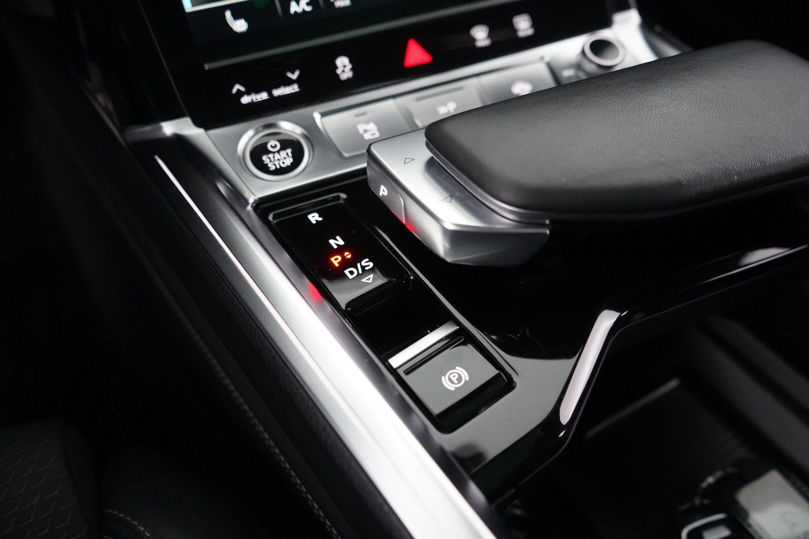 AUDI Q8 E-TRON 2024 Sportback 55 quattro S line - ACC | Ilma-alusta | Digipeilit | HUD | 360° Kamera / Panorama | Matrix LED | Sporttipenkki Muistilla | KeylessGo