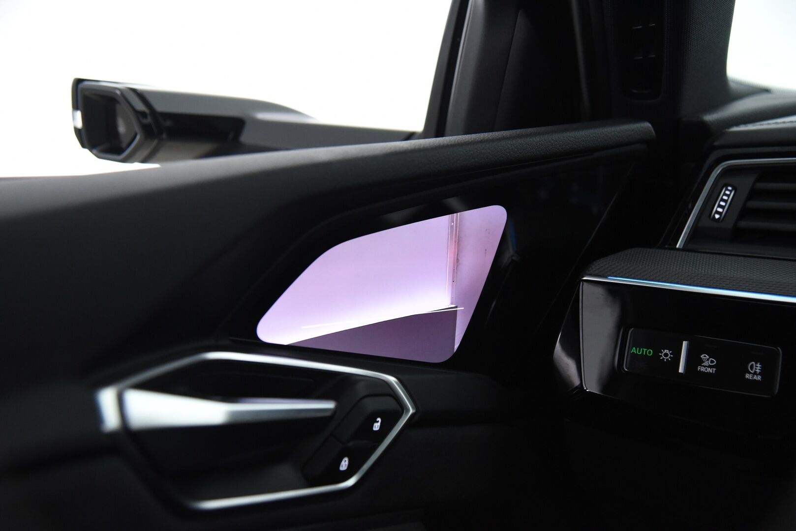 AUDI Q8 E-TRON 2024 Sportback 55 quattro S line - Adapt. Vakkari / Ilma-alusta / Digipeilit / HUD / 360° Kamera / Panorama / Matrix LED / Sporttipenkki Muistilla / KeylessGo
