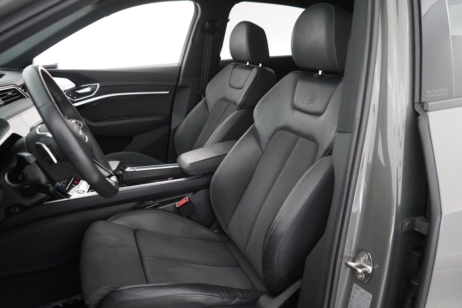 AUDI Q8 E-TRON 2024 Sportback 55 quattro S line - ACC | Ilma-alusta | Digipeilit | HUD | 360° Kamera / Panorama | Matrix LED | Sporttipenkki Muistilla | KeylessGo